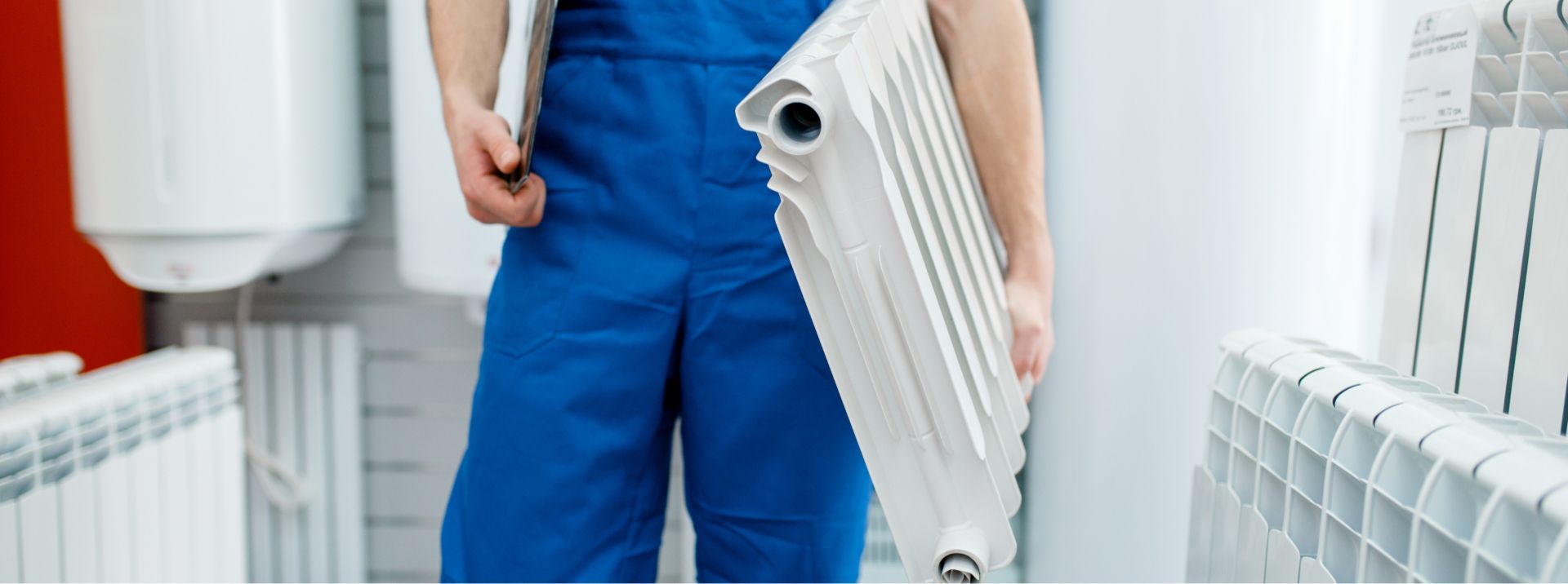 Eine Person im Blaumann der eine Heizung trägt